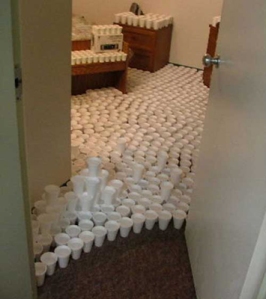 cups-funny-uni-dormroom-prank1